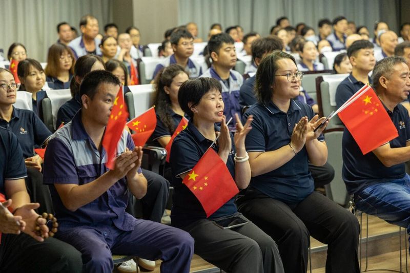 卓一牧業(yè)組織觀看抗戰(zhàn)勝利80周年大閱兵儀式